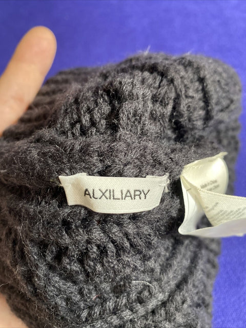 Womens Winter Beanie Hat Toque from Aritzia - Black w/ Pom Pom Alxiliary